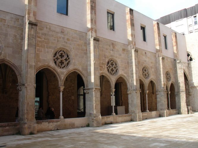 Claustre_de_Sant_Agustí_-_Sant_Pere_de_les_Puel·les.jpg